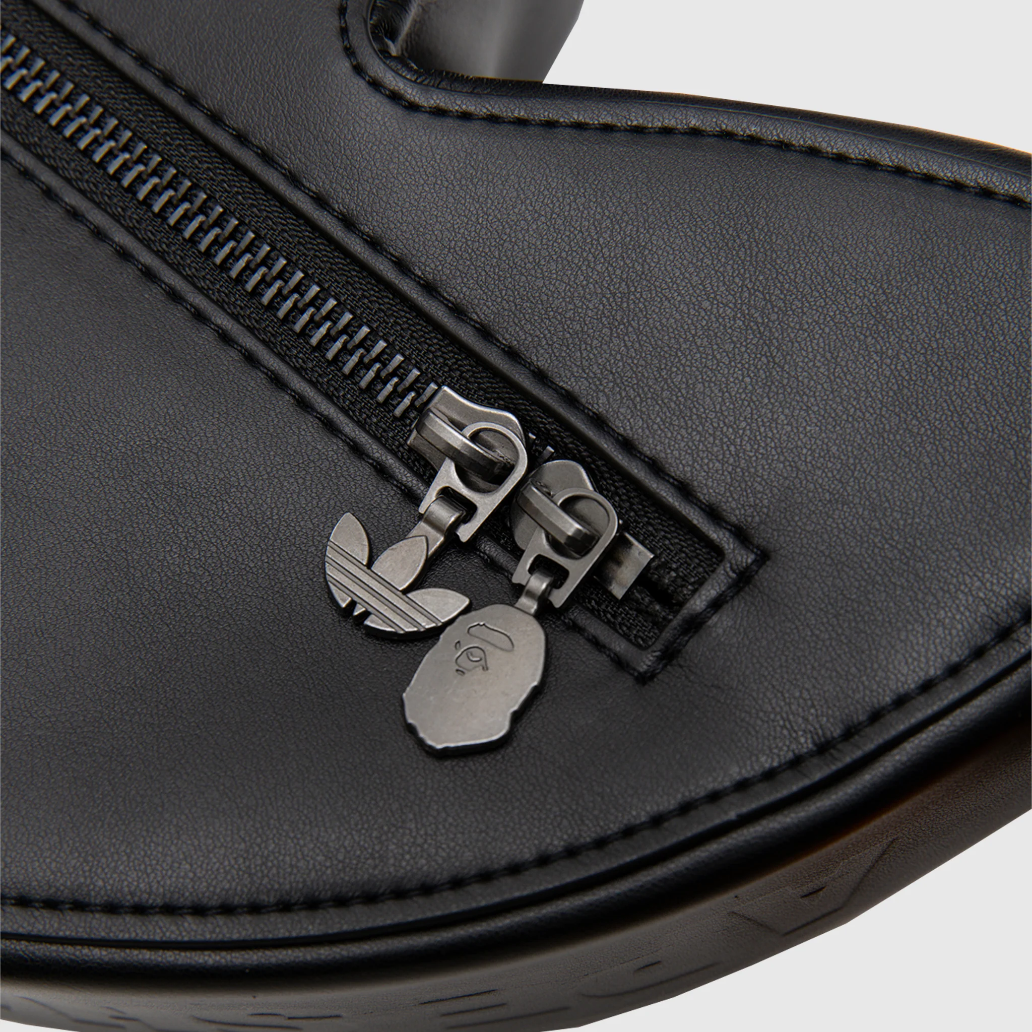 x BAPE TREFOIL SHOULDER BAG "BLACK" - Image 5